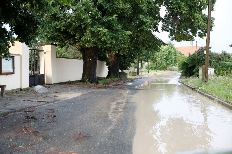 Středočeský Skorkov bojoval s přívalem vody, do jednoho z domů udeřil blesk (15. 6. 2019)