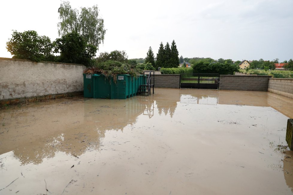 Středočeský Skorkov bojoval s přívalem vody, do jednoho z domů udeřil blesk (15. 6. 2019)