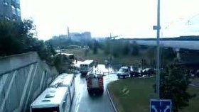 V Praze na Černém mostě přívalový déšť doslova utopil osobní auto, zasahovat museli hasiči