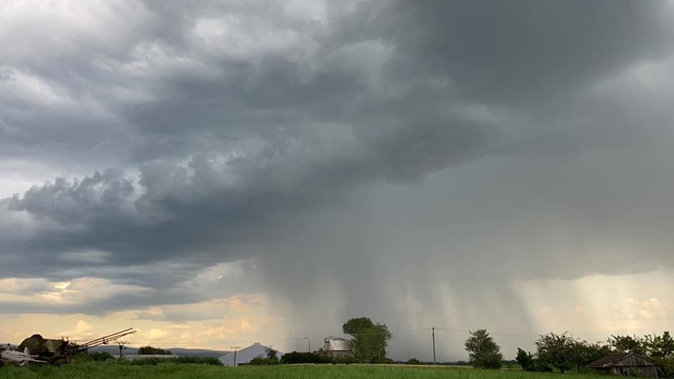 Takhle zasáhla bouře Bohuslavice nad Metují. (10.7.2020)