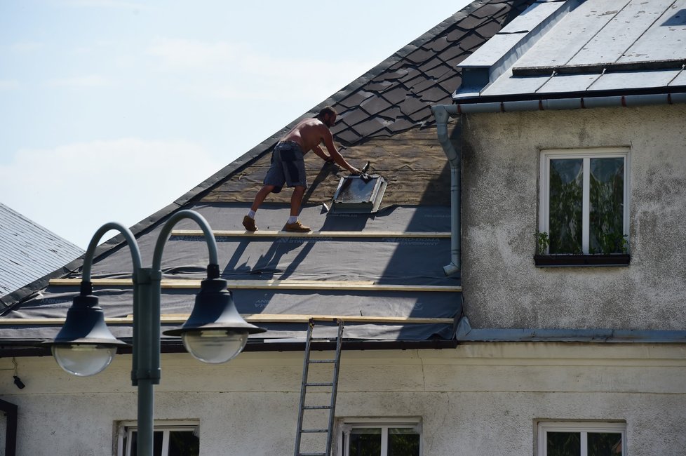 Krupobití zničilo střechy několika domů v Moravském Berouně