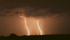 Mladíci jsou po zasáhu bleskem stále v kritickém stavu