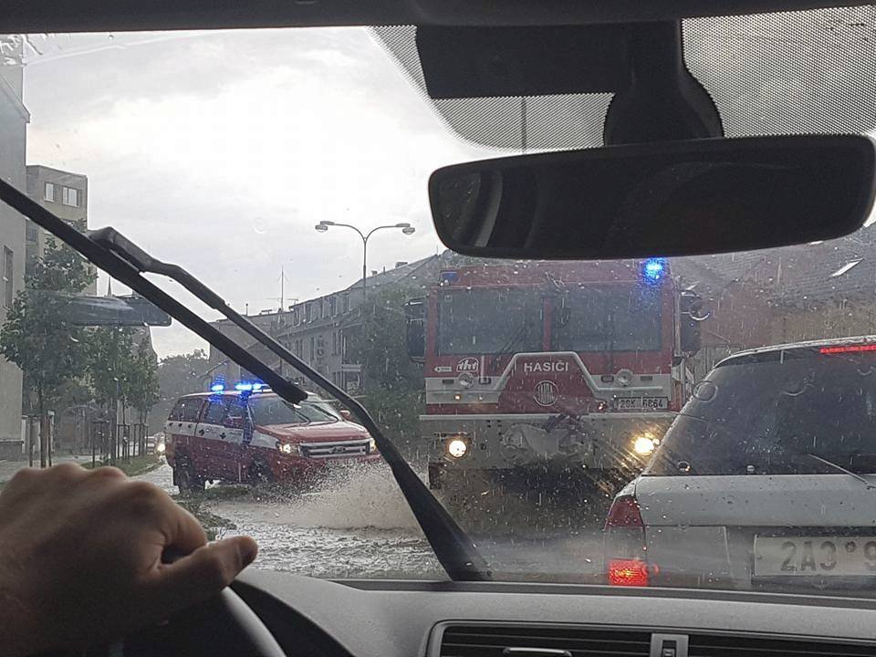 Bouřka proměnila v řeku ulici v Rakovníku.