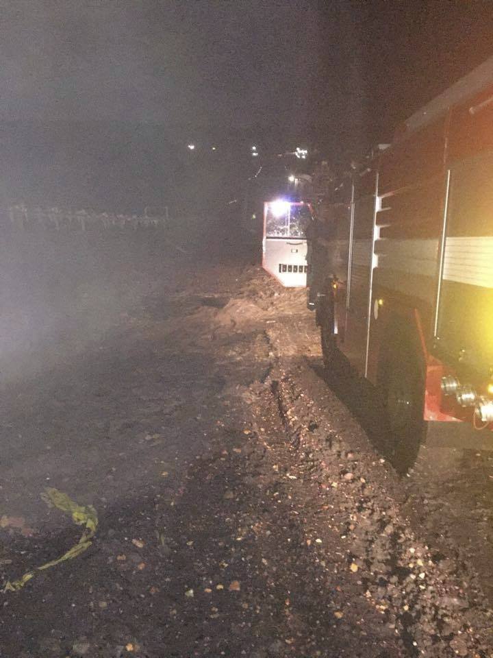 Hasiči z HZSP Doly Nástup Tušimice vyjeli v tomhle počasí k hlášenému požáru... cestu „řekou“ měli tedy zajímavou.