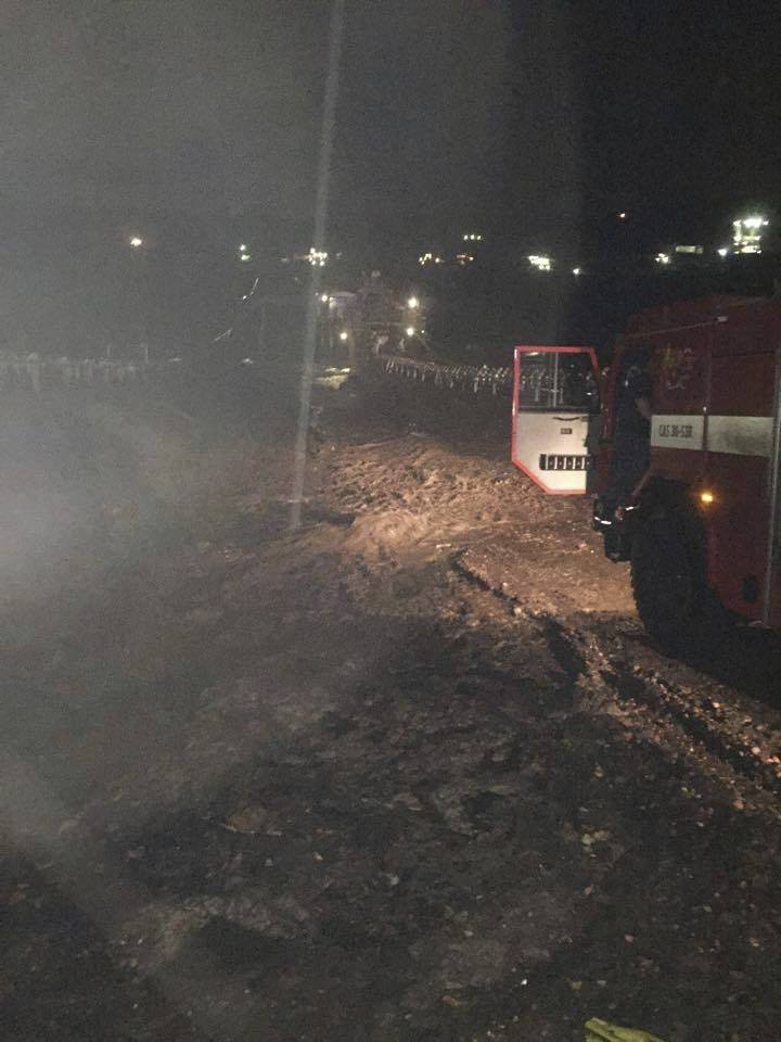 Hasiči z HZSP Doly Nástup Tušimice vyjeli v tomhle počasí k hlášenému požáru... cestu „řekou“ měli tedy zajímavou.