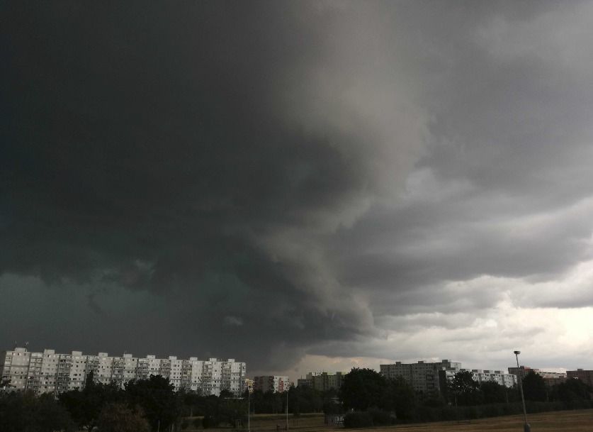 Bouřka nad Prahou pohledem z Jižního města