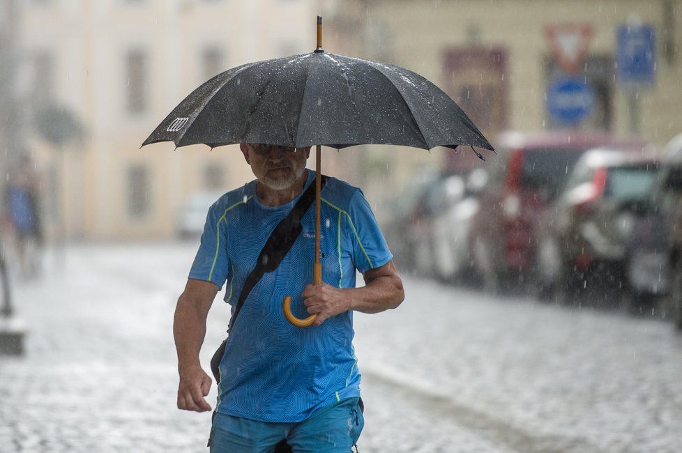 Úterý přinese letních 26 °C, deštníky ale ještě neodkládejte