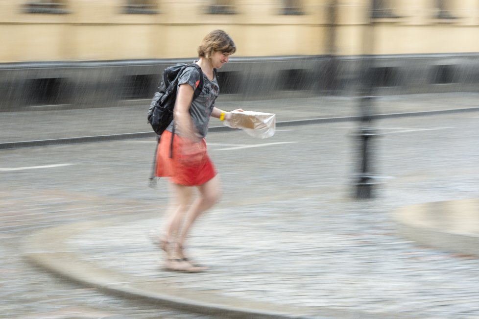 V neděli bude zpočátku dne ještě oblačno až zataženo, místy přeháňky nebo déšť.