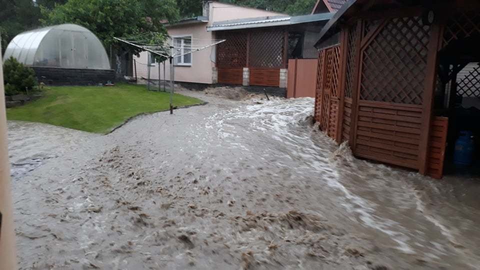 Přívalové deště vyplavily vesnici Jestřabí na Valašskokloboucku. Proudy vody a bahna zaplavily vesnici během 15 minut.