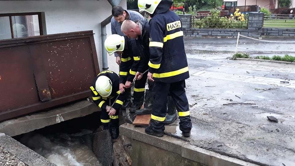 Přívalové deště vyplavily vesnici Jestřabí na Valašskokloboucku. Proudy vody a bahna zaplavily vesnici během 15 minut.