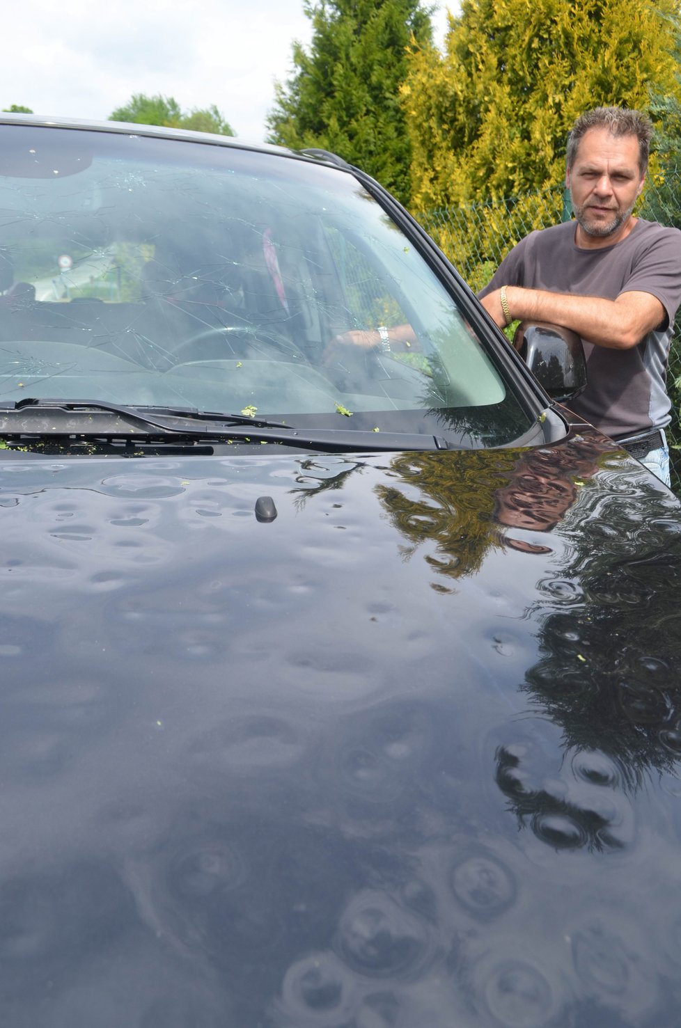 Chevrolet podnikatele Františka Dvořáka z Malont kroupy velké jako holubí vejce totálně poničily.