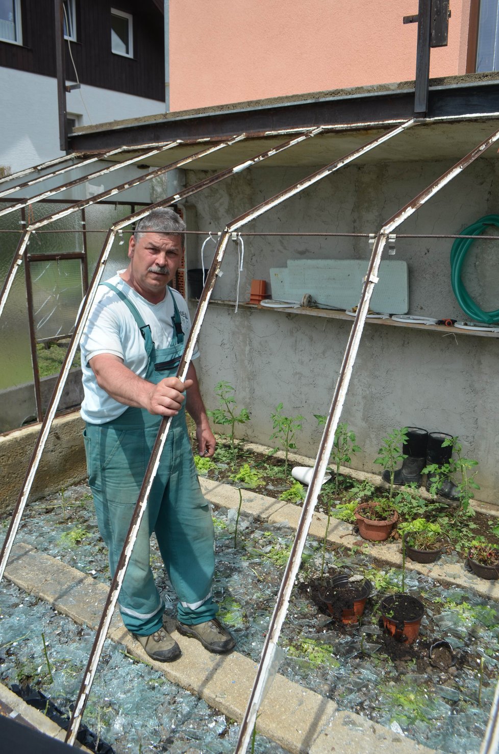 A takhle dopadly skleníky Josefa Koschanta. Během pár minut z nich byla hromada střepů.