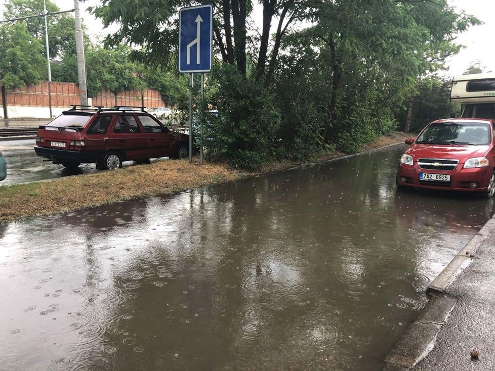 Bouřka v Praze, ulice V Patočkách (1.6 2018)