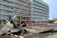 Praha: Bouřka strhla střechu katastrálního úřadu!
