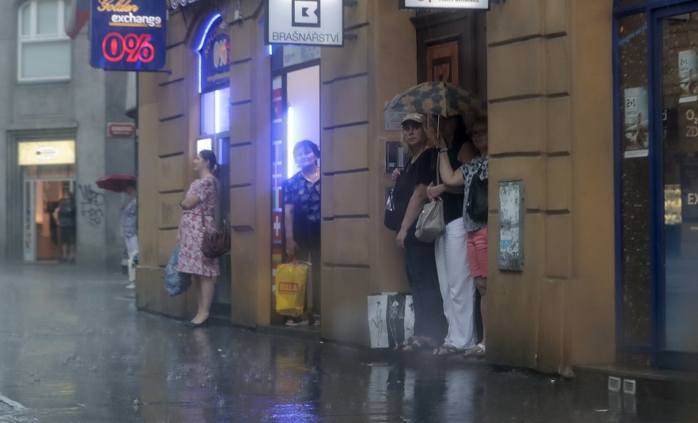 Prahou se v pátek prohnala silná bouřka (1.6. 2018), sobota nebude o nic lepší