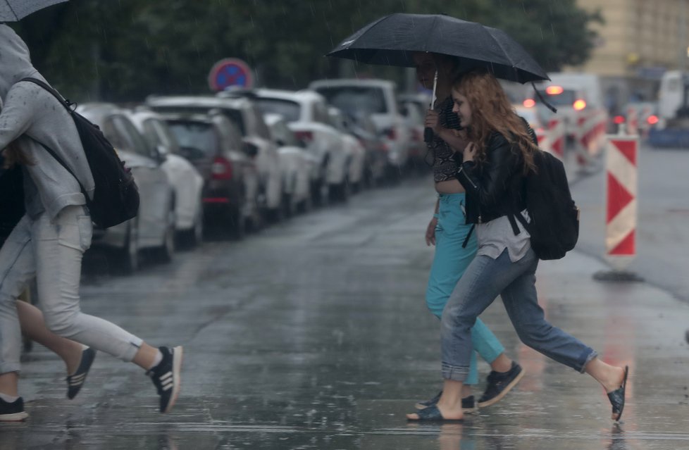 Zatímco na jihozápadě území bude počasí na koupání, na severovýchodě počítejte s deštníkem a pláštěnkou a volte raději aktivity pod střechou.