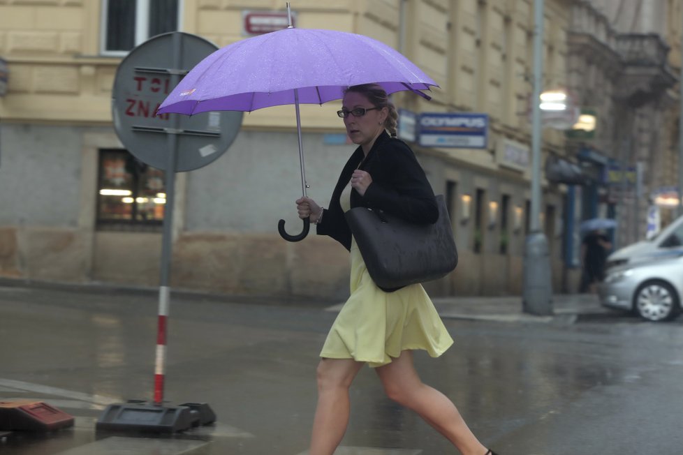 Prahou se po poledni přehnala silná bouřka (1.6. 2018)