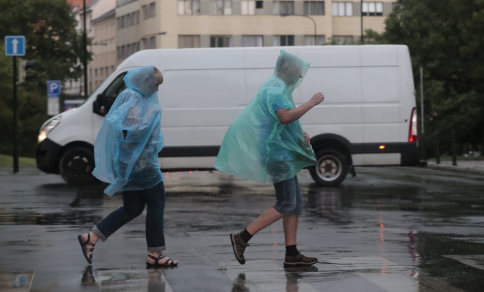 Prahou se v pátek prohnala silná bouřka (1.6. 2018)