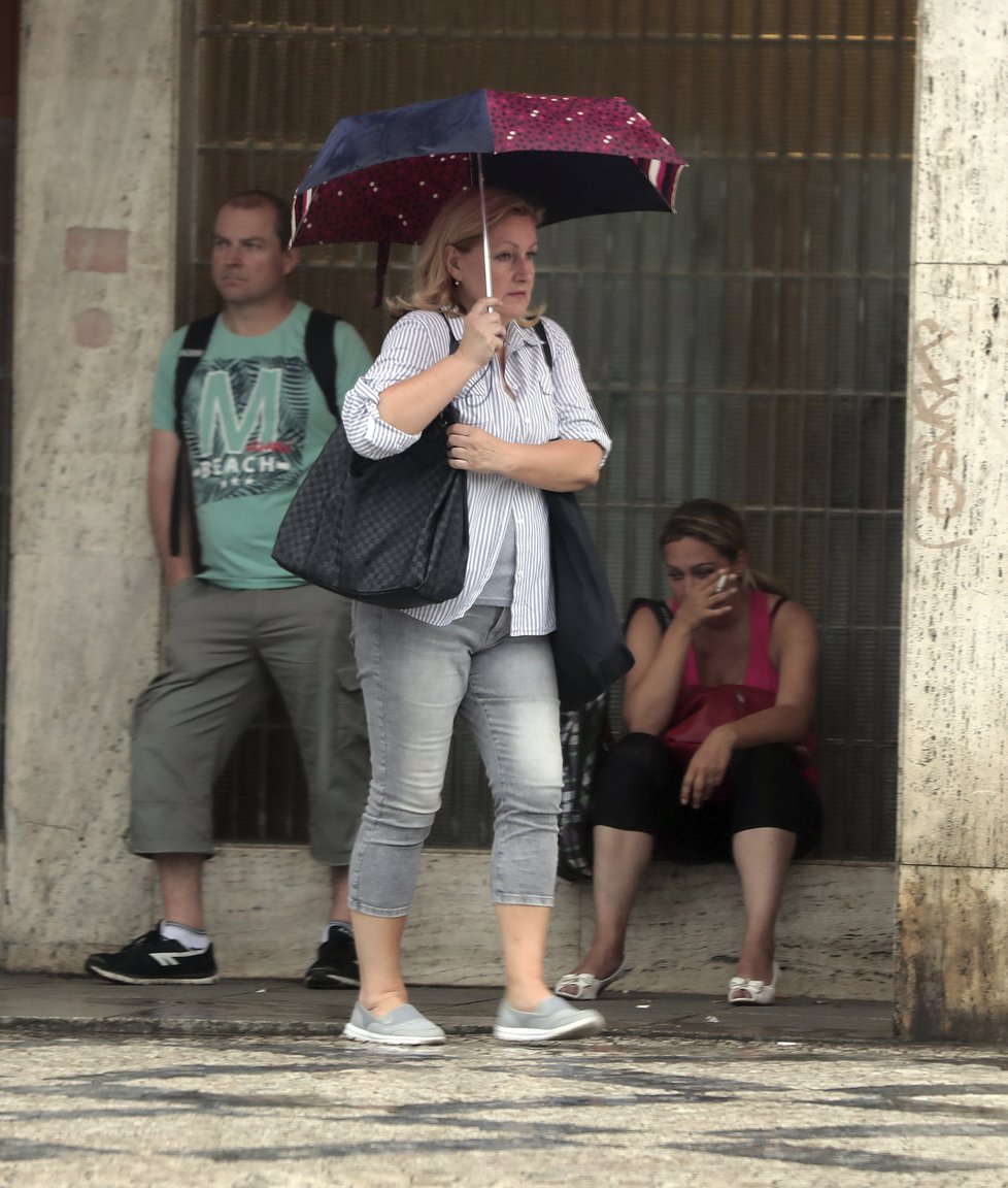 Také během neděle buďte ve střehu – v labilním, teplém a vlhkém vzduchu se už během dopoledních hodin začne tvořit bouřková oblačnost, a to zejména na Liberecku, Královéhradecku, Pardubicku a na Moravě a ve Slezsku.