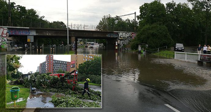 Bouřka v Praze zatopila i silnice, některá auta uvázla. (13. června 2020)