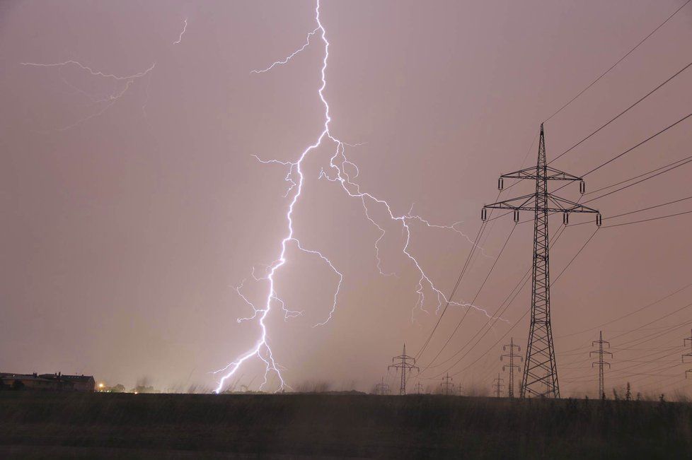 Takto zachytil fotograf Matěj Hrabánek bouřky v pražských Čimicích