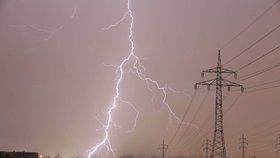 Silnější bouřky doprovázené přívalovými srážkami meteorologové předpokládají dnes odpoledne a večer na východě a severovýchodě Česka. (ilustrační foto)