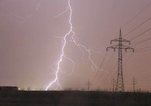 Silnější bouřky doprovázené přívalovými srážkami meteorologové předpokládají dnes odpoledne a večer na východě a severovýchodě Česka. (ilustrační foto)