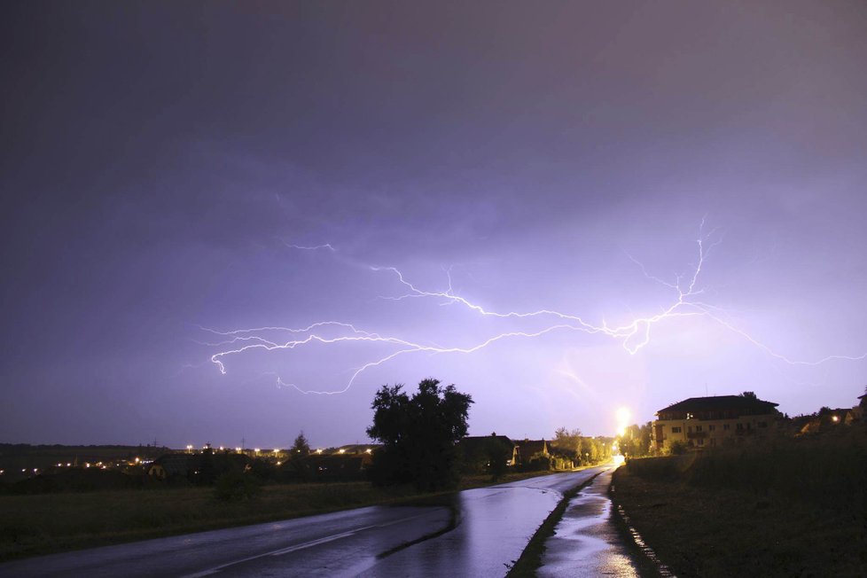 Zatímco na jihozápadě území bude počasí na koupání, na severovýchodě počítejte s deštníkem a pláštěnkou a volte raději aktivity pod střechou.