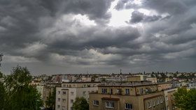 Zpočátku dne bude oblačno, ojediněle s přeháňkami nebo deštěm