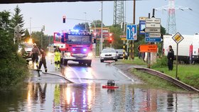 Bouřka zastavila provoz pod nájezdem na silnici v pražských Kyjích. (8. července 2021)