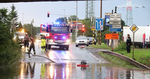 Vyplavená Praha: Hasiči museli nést pacienta na operační sál, déšť komplikoval dopravu