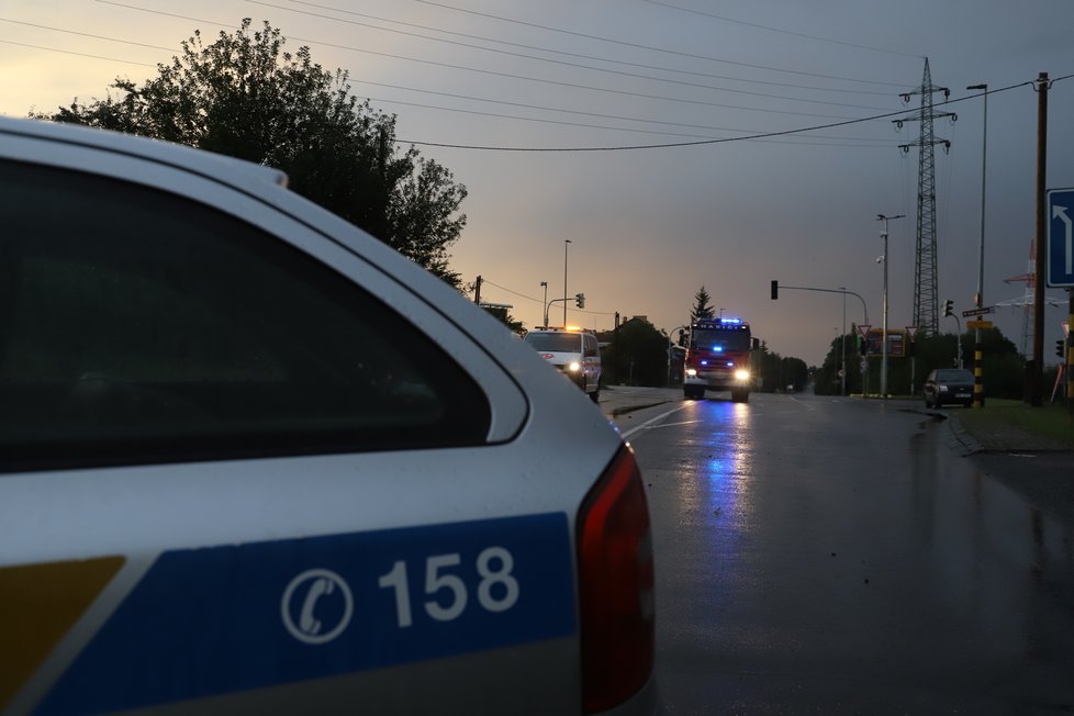 Bouřka zastavila provoz pod nájezdem na silnici v pražských Kyjích. (8. července 2021)