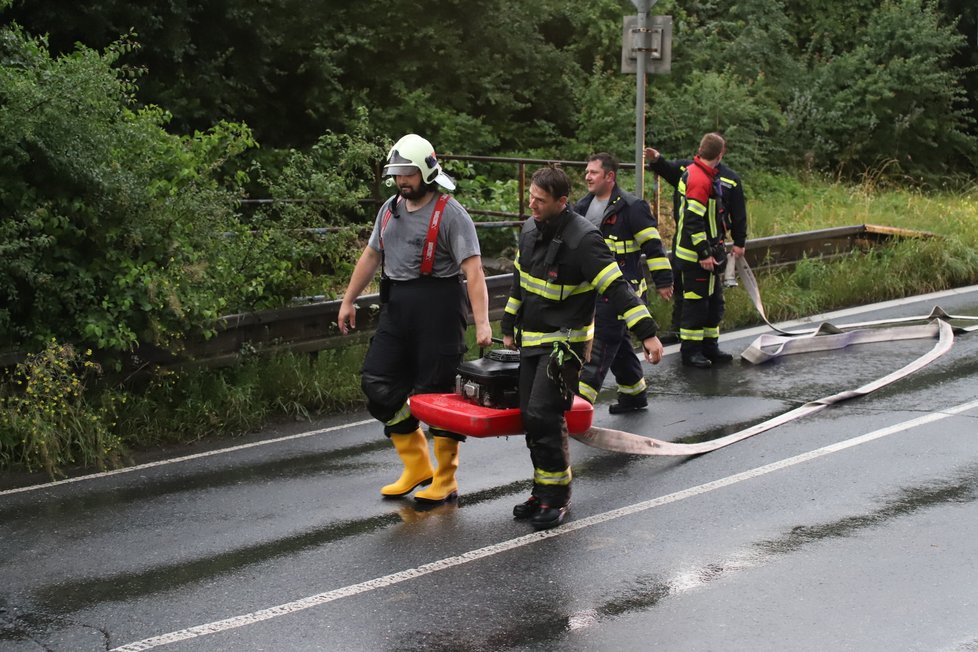 Bouřka zastavila provoz pod nájezdem na silnici v pražských Kyjích. (8. července 2021)