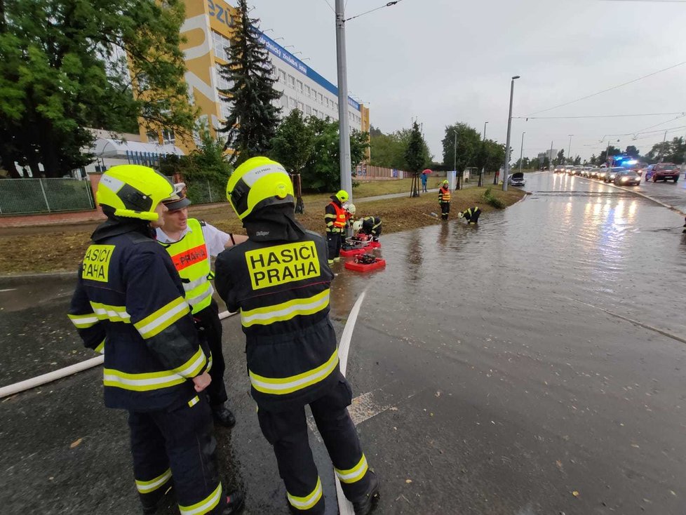 14. srpen 2020: Do Prahy zavítala bouřka, která vyplavila několik sklepů a zatopila ulice. Kvůli blesku do trakčního vedení je zkomplikovaná i železniční doprava.