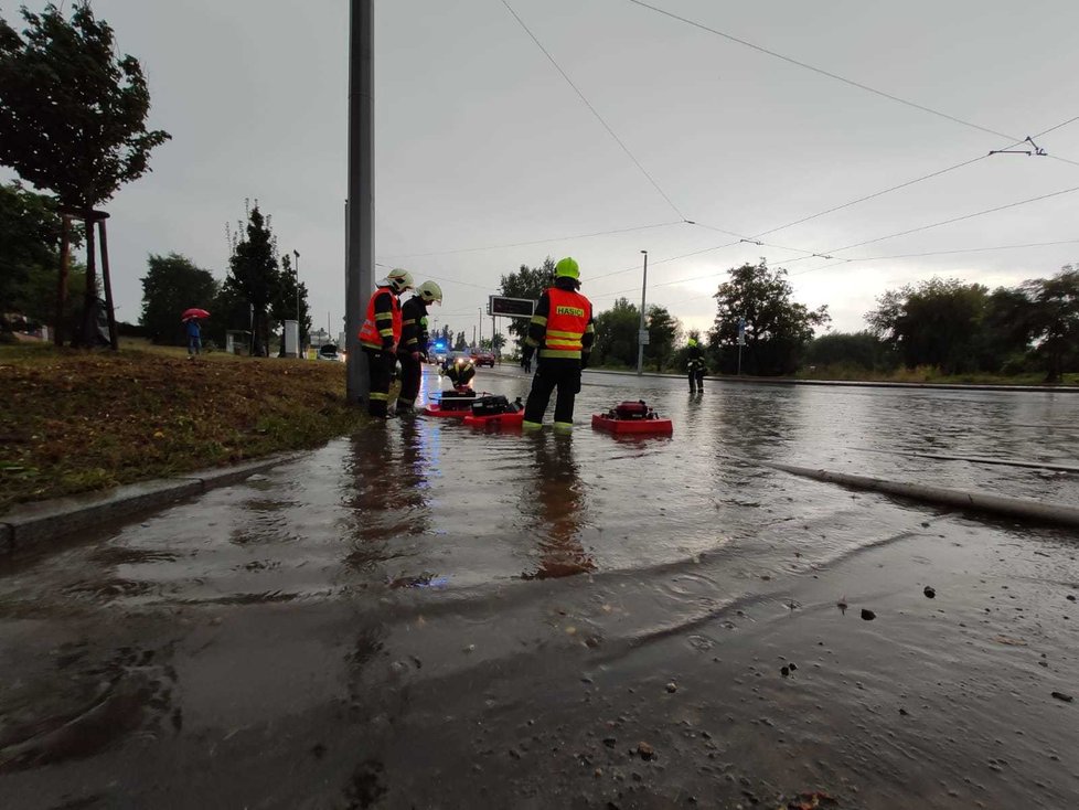 14. srpen 2020: Do Prahy zavítala bouřka, která vyplavila několik sklepů a zatopila ulice. Kvůli blesku do trakčního vedení je zkomplikovaná i železniční doprava.