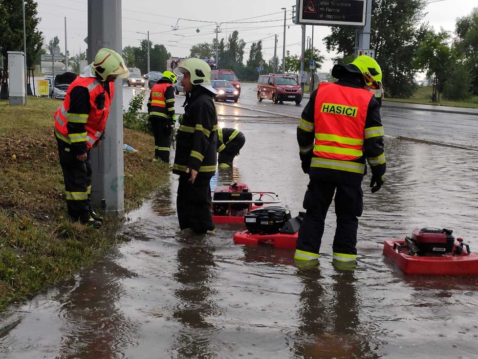 14. srpen 2020: Do Prahy zavítala bouřka, která vyplavila několik sklepů a zatopila ulice. Kvůli blesku do trakčního vedení je zkomplikovaná i železniční doprava.