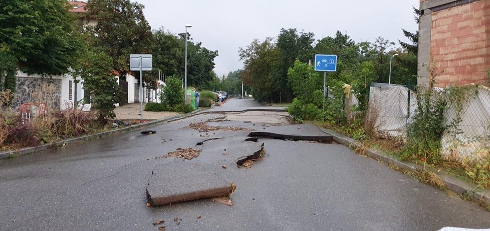 14. srpen 2020: Do Prahy zavítala bouřka, která vyplavila několik sklepů a zatopila ulice. Jiné ulici skončily značne poničené. Takhle to vypadalo v Troji.