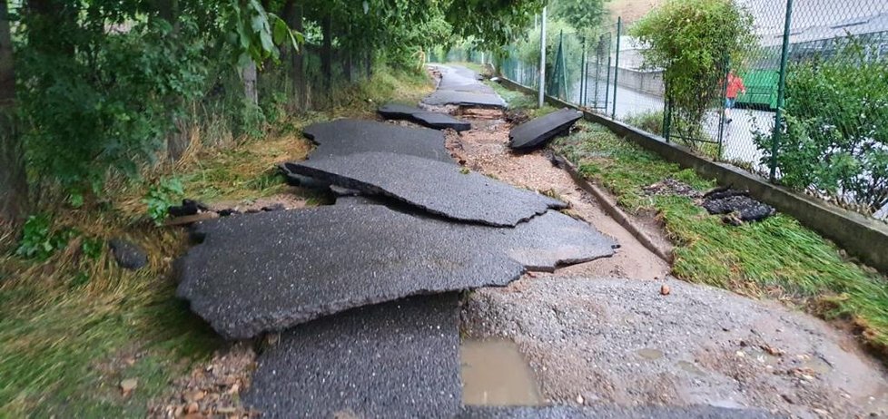 14. srpen 2020: Do Prahy zavítala bouřka, která vyplavila několik sklepů a zatopila ulice. Jiné ulici skončily značne poničené. Takhle to vypadalo v Troji.