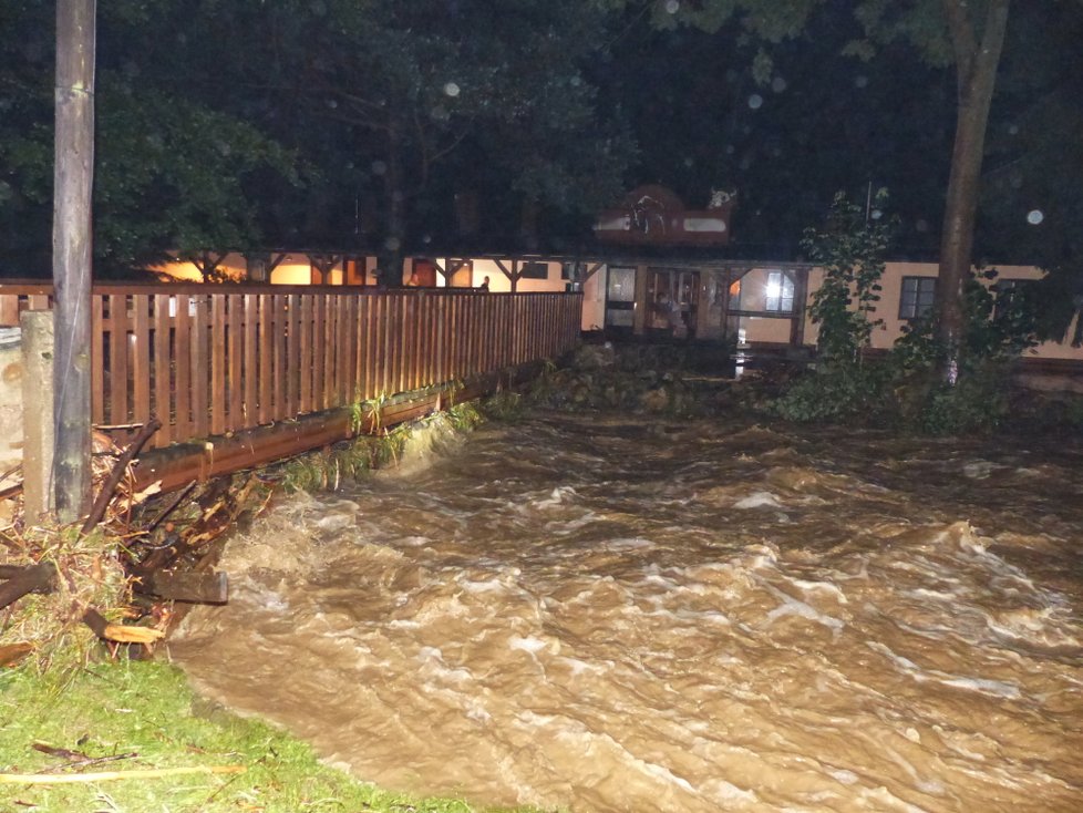 Jihomoravští hasiči měli ve středu večer a v noci na čtvrtek plné ruce práce po přívalových deštích.