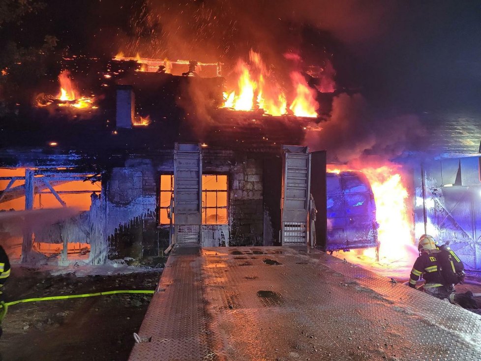 Po úderu blesku hořel v Lužné u Rakovníka v pátek večer dům.