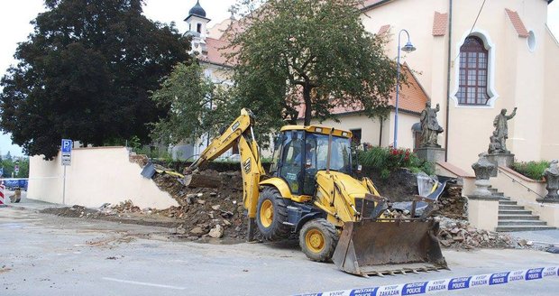 Škodu v řádech milionů korun způsobil v noci na neděli přívalový déšť v Týně nad Vltavou na Českobudějovicku.