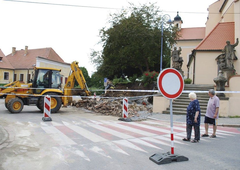 Škodu v řádech milionů korun způsobil v noci na neděli přívalový déšť v Týně nad Vltavou na Českobudějovicku.