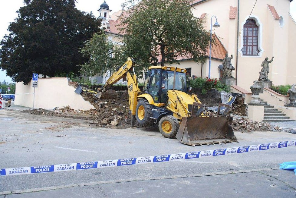 Škodu v řádech milionů korun způsobil v noci na neděli přívalový déšť v Týně nad Vltavou na Českobudějovicku.