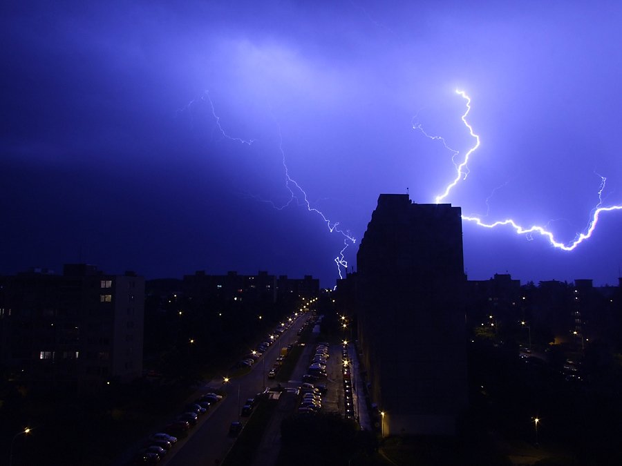 Čtenář Lukáš Pecháček fotil bouřku nad pražským sídlištěm