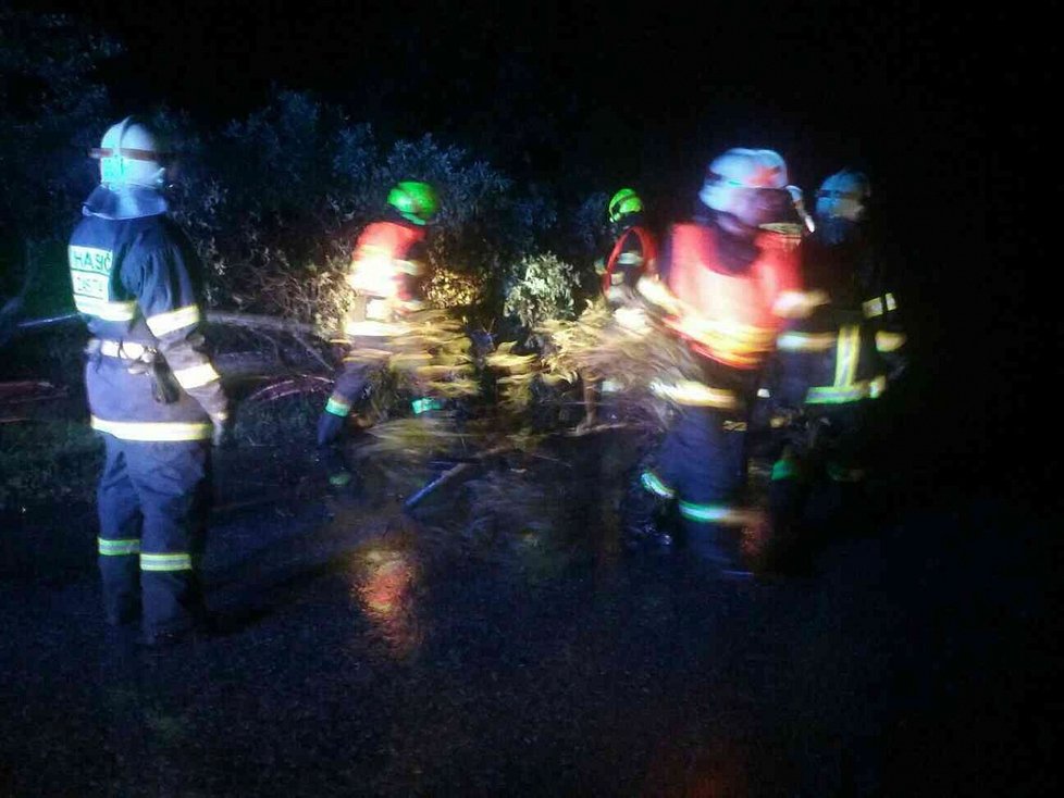 Jihomoravští hasiči zažili pernou noc a ráno, zasahovali u více než 300 událostí.