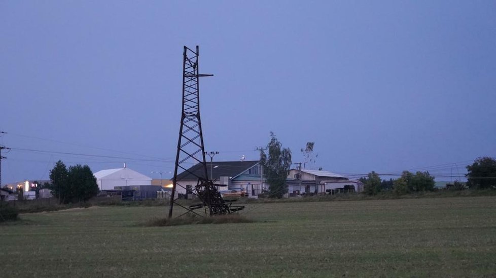 Bouřka poblíž poblíž Velkých Popovic poničila dráty elektrického napětí, dokonce spadly i sloupy. (5. srpna 2022)