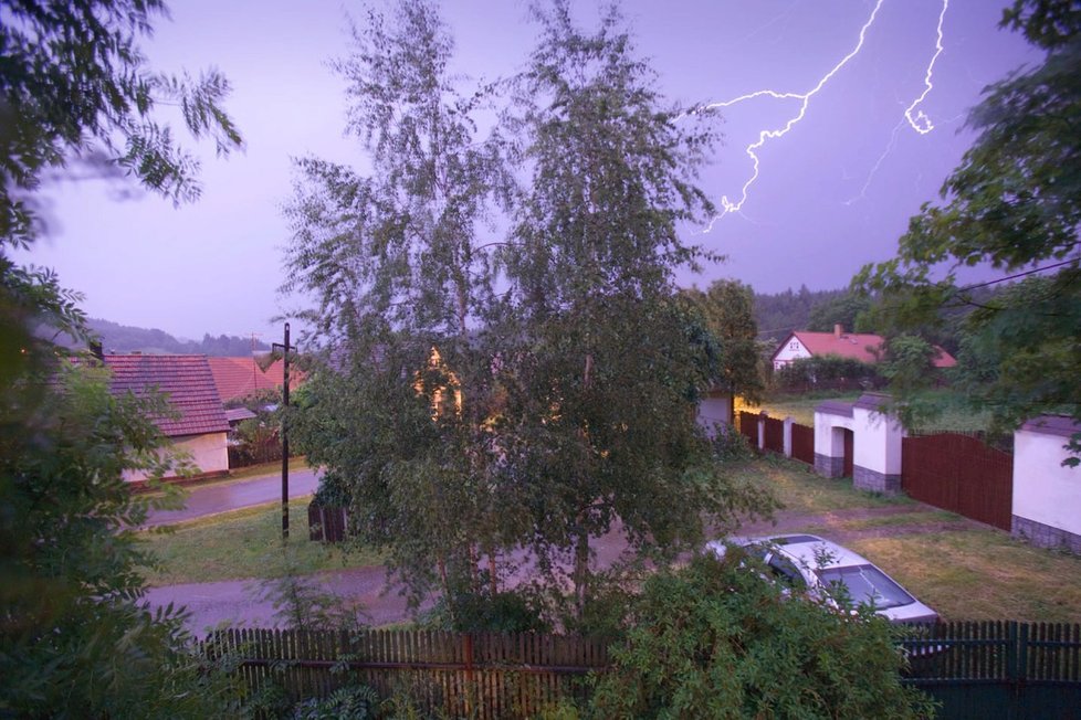 Česko zasáhly bouřky. Padají stromy, lidé řeší vytopené sklepy.