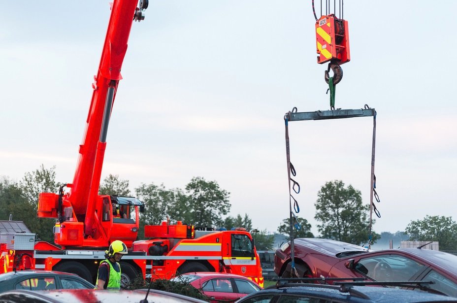 Na zaparkovaná auta v Mošnově spadl strom (28.7.2018)