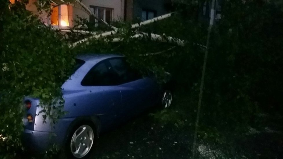 Noční bouřky způsobily velké potíže především v Pardubickém kraji