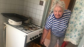 Julie Rosypálková (65) z Rohatce si chtěla v úterý večer upéct brambory v troubě, kvůli výpadku proudu, byly ale syrové ještě i ve středu dopoledne.